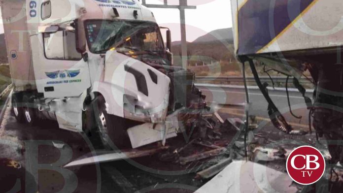 Tráiler embiste un autobús en la Siglo XXI