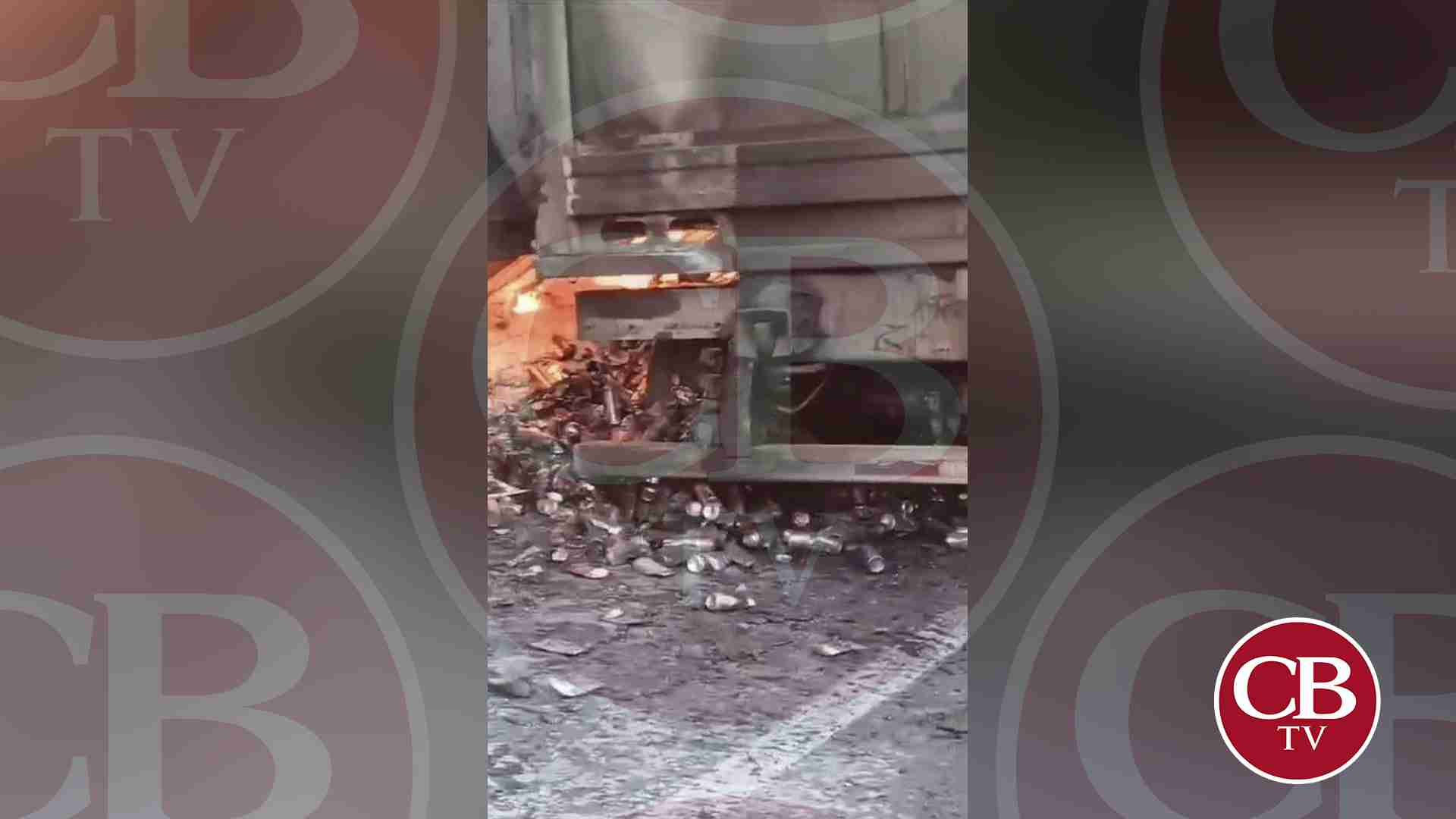 Aún con fuego amanecen los tráileres siniestrados en la Siglo XXI Aún con fuego amanecen los tráileres siniestrados en la Siglo XXI