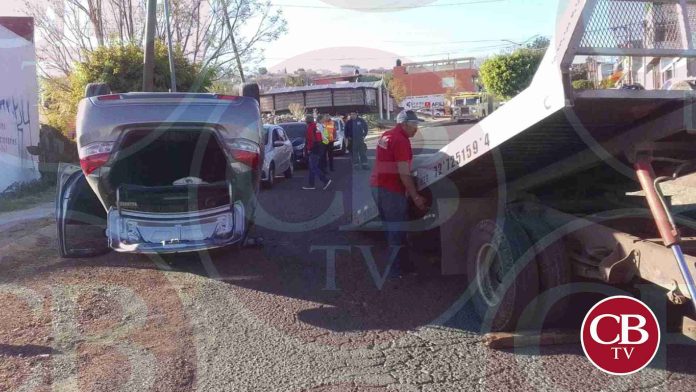 Vuelca auto en el Campestre Tarímbaro