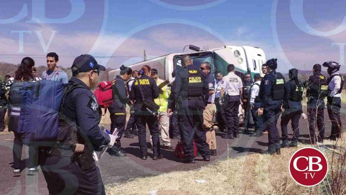 10 lesionados deja choque-volcadura de camión de pasajeros en Morelia