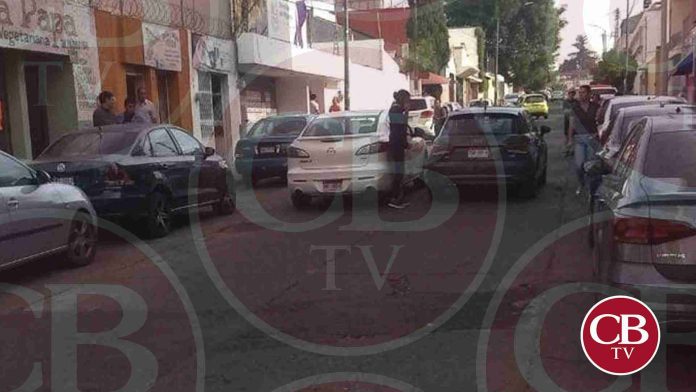 Choque de moto y auto deja un lesionado en la Chapultepec Norte
