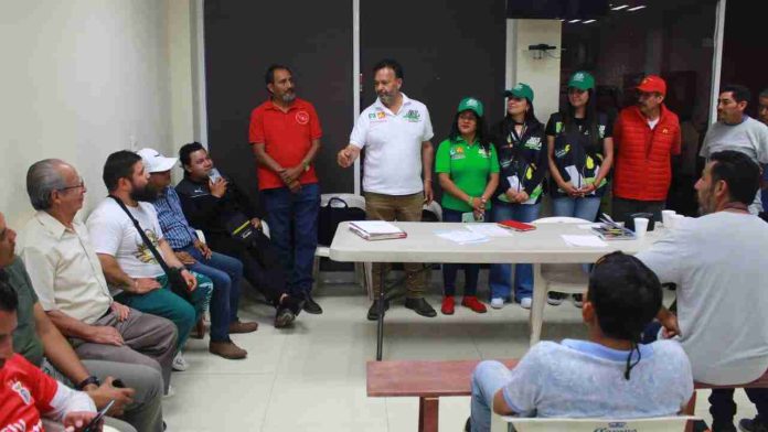 El candidato Julio Arreola se reúne con los delegados de la liga municipal de fútbol
