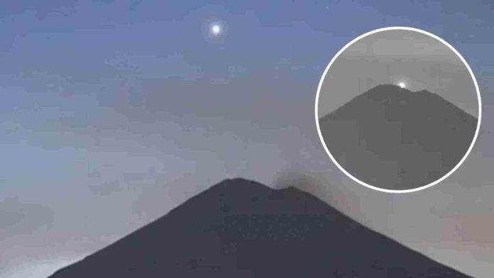 Captan supuesto OVNI sobre el Popocatépetl