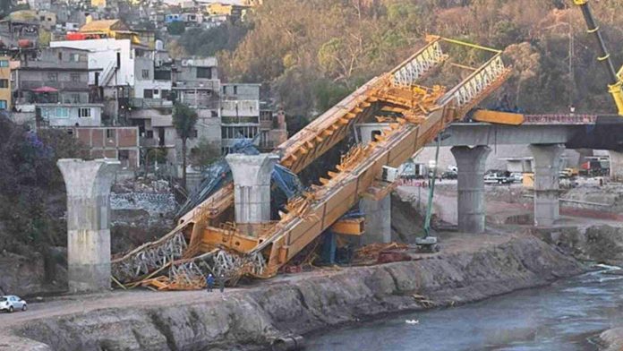 Colapsa maquinaria en obras de tren Interurbano en CDMX