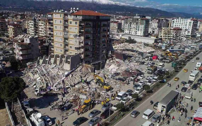 Turquía devastada por temblor de 5.6 grados