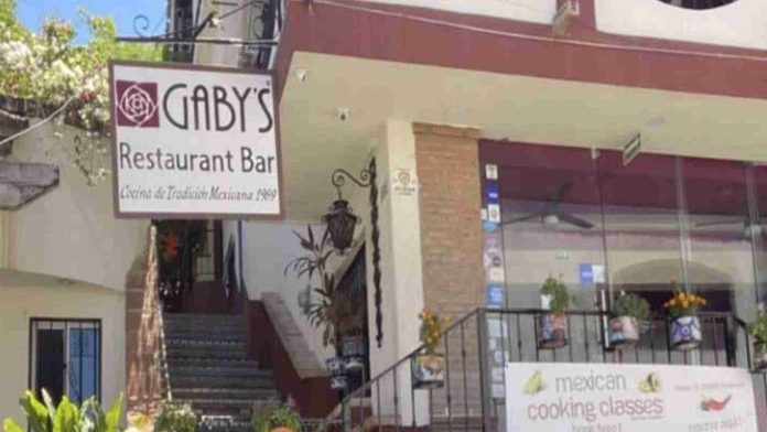 Gringos denuncian restaurante en Puerto Vallarta por poner música mexicana