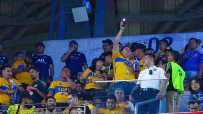 Liga MX veta de por vida a aficionados que lanzaron objetos en el Clásico Regio