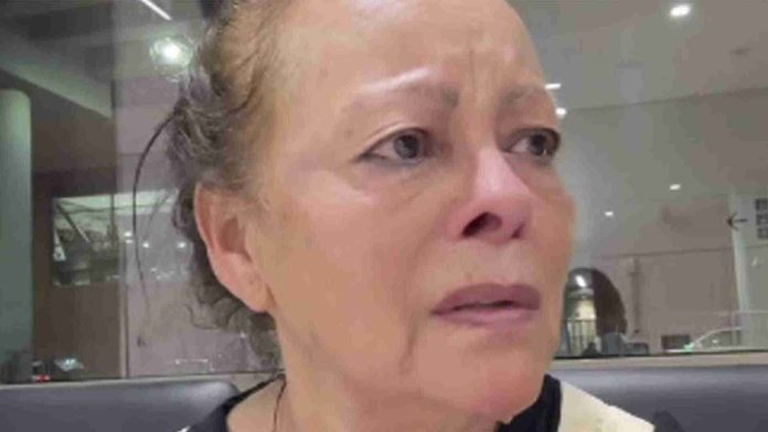 Mujer es abandonada por su hija en el aeropuerto