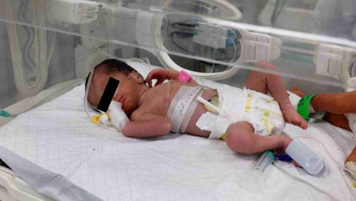 Salvan a bebé del vientre de su madre muerta tras ataque en Gaza