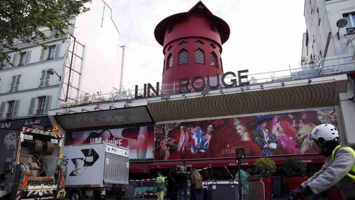 Se desploman las aspas del emblemático Moulin Rouge de París