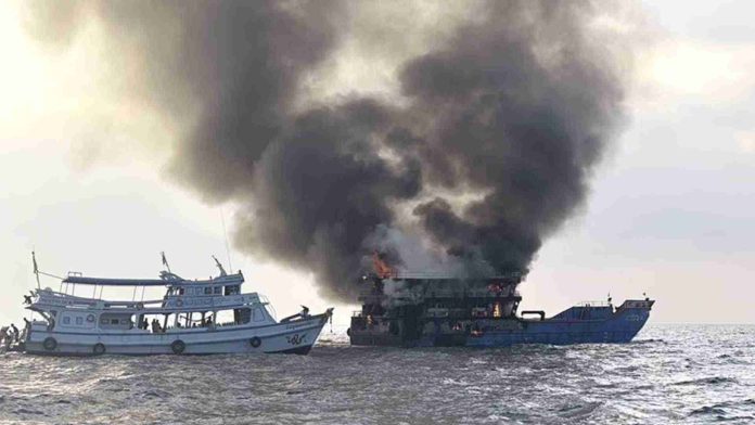 Se incendia Ferry con más de 100 pasajeros a bordo