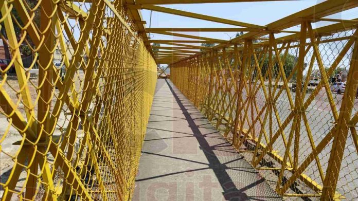 Riesgo para la ciudadanía derrumbe del puente peatonal de La Maestranza