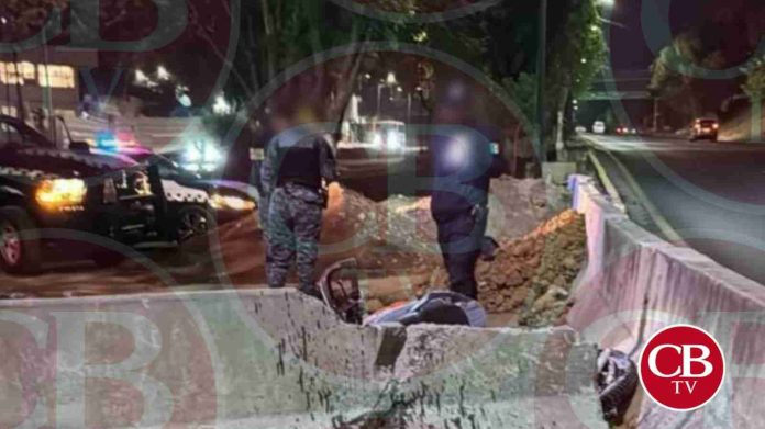 Por poco se mata al derrapar su moto en Morelia