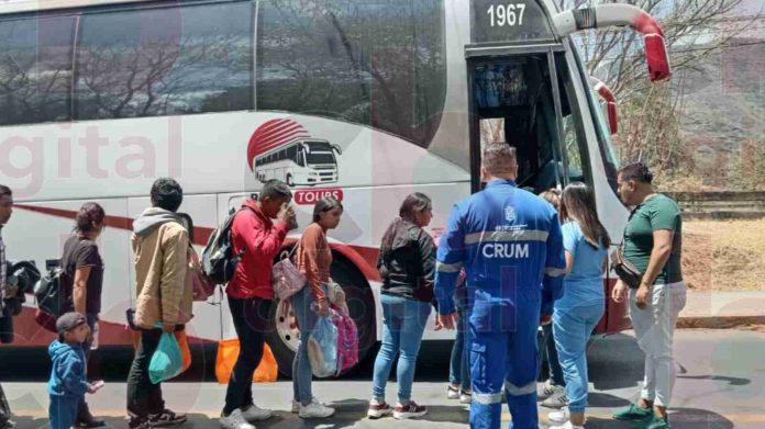 Trasladan en ambulancias a 5 mujeres peregrinas a Michoacán