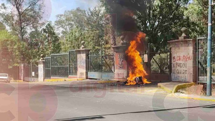 Comuneros de Arantepacua se manifestaron en Casa Michoacán y Palacio de Gobierno