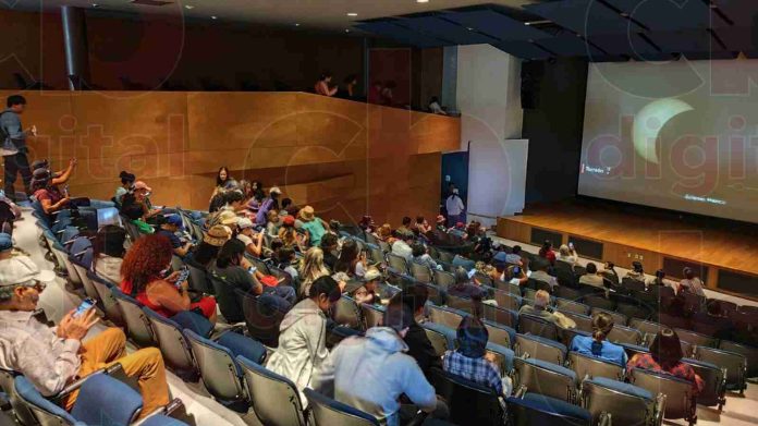 Morelianos disfrutan el eclipse solar