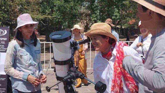‘Con mucha emoción’, asistieron miles de morelianos a ver el eclipse solar 2024