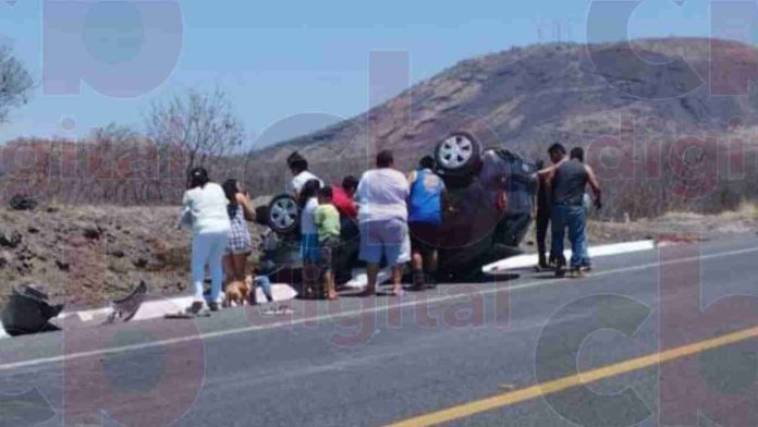 Vuelca auto en la siglo XXI y chofer sobrevive