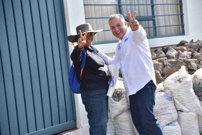 En punto de las 7:00 horas, el candidato a la diputación local por el distrito 17, Carlos Quintana, arrancó su campaña, uno a uno saludando a los ciudadanos. 
