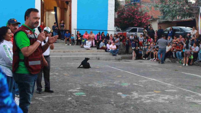 A paso firme y cercano a la gente, Julio Arreola escucha a familias de la colonia San Lázaro