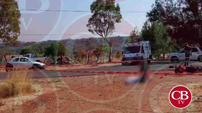 Muere motociclista al chocar con un camion en Zinapécuaro