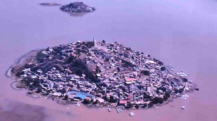 Lago de Pátzcuaro sigue vivo; tiene 8 mil hectáreas de espejo de agua: Bedolla