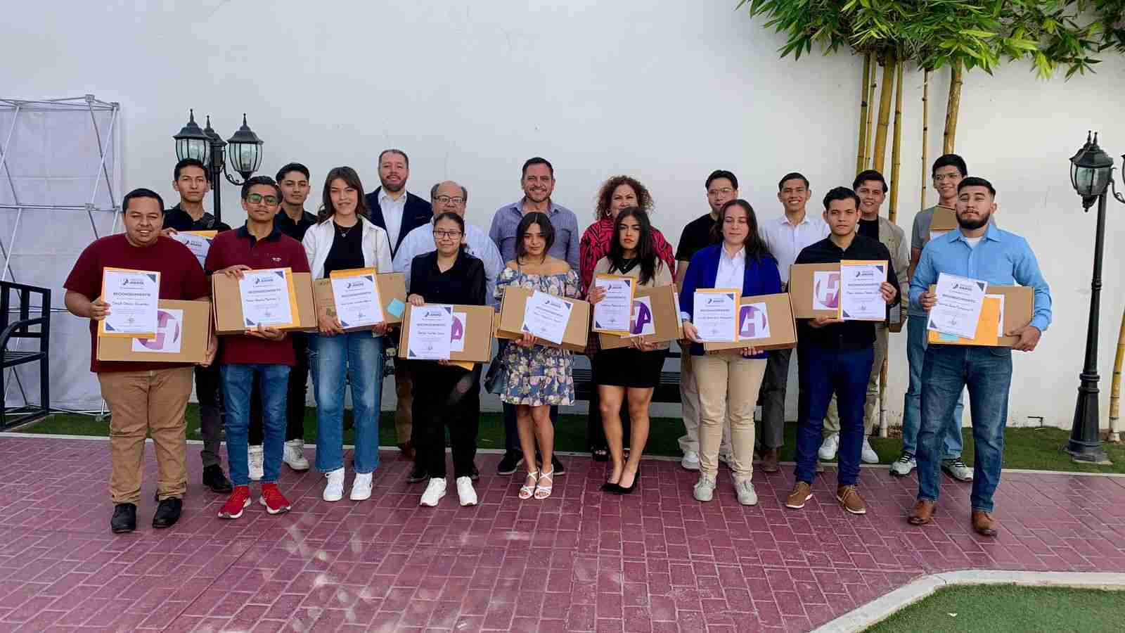 Hugo Anaya entrega laptops a jóvenes universitarios comprometidos con su municipio Hugo Anaya entrega laptops a jóvenes universitarios comprometidos con su municipio