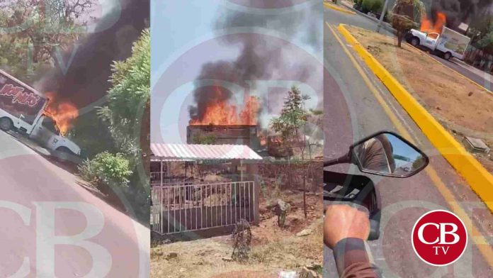 #Video: Sicarios queman vehículos en Apatzingán
