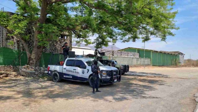 Aseguran a dos hombres en operativo de reacción para garantizar el orden en Apatzingán