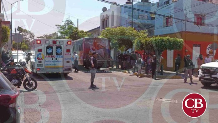 Microbús atropella a un adulto en la colonia Félix Ireta