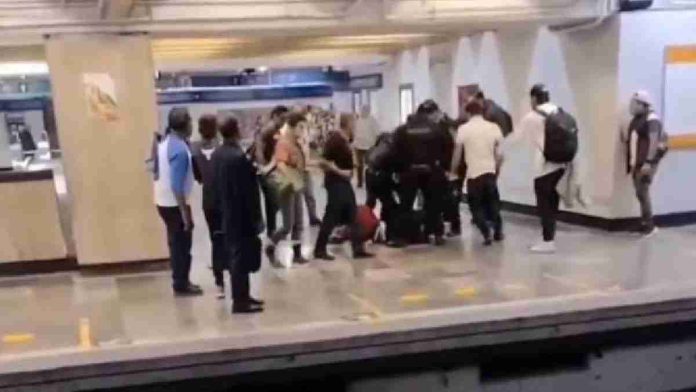#Video: Ambulantes del metro animan con porras a mujer baleada