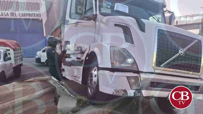 Por veloz, torton se sube al camellón en el libramiento de Morelia