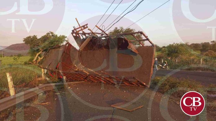 Camión cañero destruido y chófer sobrevive