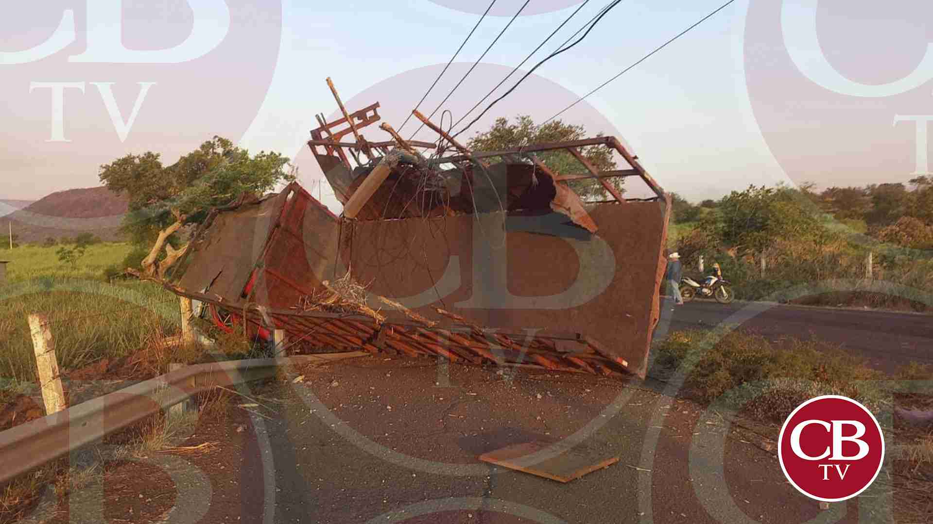 Camión cañero destruido y chófer sobrevive Camión cañero destruido y chófer sobrevive