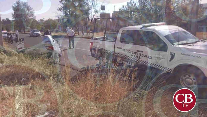 Lo chocan y termina volcado en la salida a Pátzcuaro
