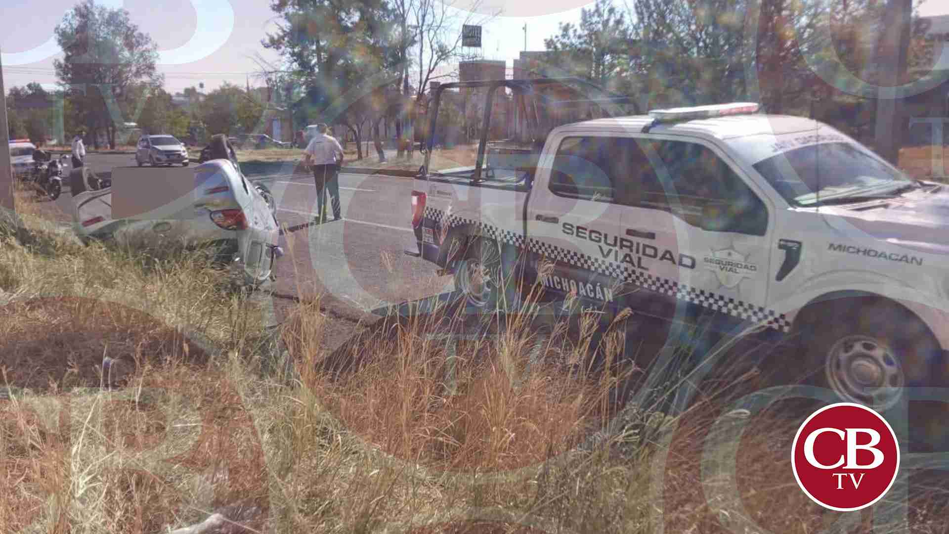 Lo chocan y termina volcado en la salida a Pátzcuaro Lo chocan y termina volcado en la salida a Pátzcuaro