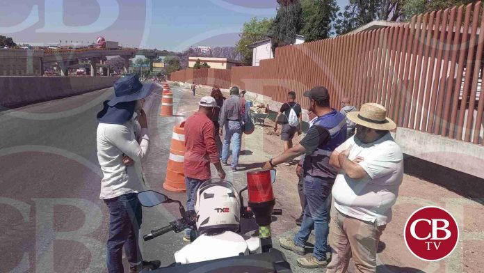 Taxistas bloquean inmediaciones del distribuidos de salida Salamanca