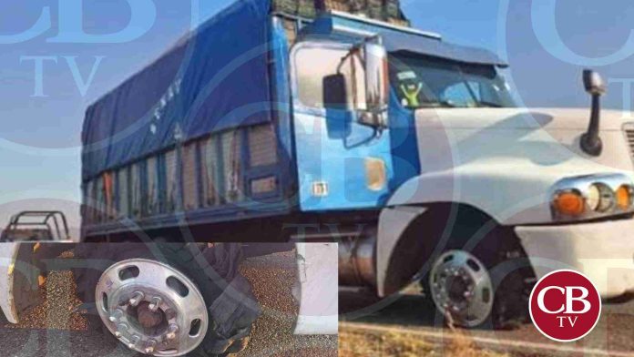 Motosicarios balean tráiler limonero en Apatzingán