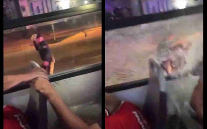 #VIDEO: Policía de Zapopan lanza piedra a camión con aficionados de Chivas