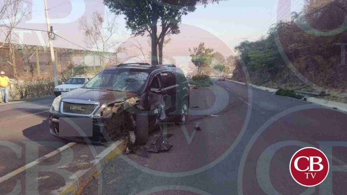 Camioneta destruida al chocar un árbol en salida Mil Cumbres