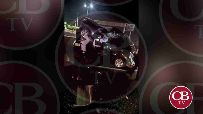 Joven destruye auto en el libramiento de Morelia y queda vivo