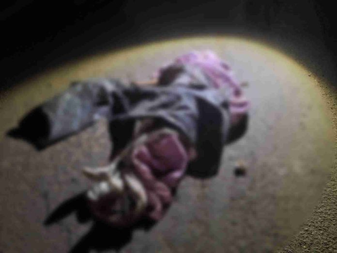 Abandonan cadáver encobijado en Apatzingán