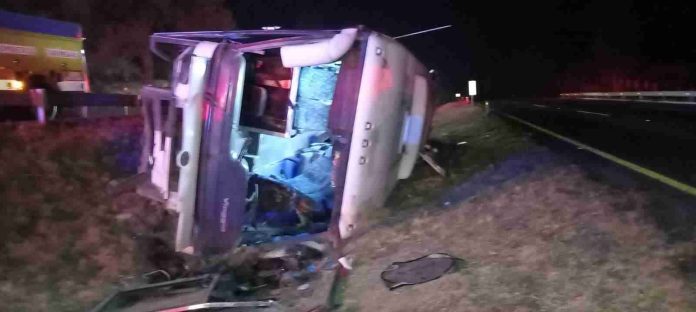 Vuelca autobús con peregrinos en Zinapécuaro, confirman al menos 31 heridos
