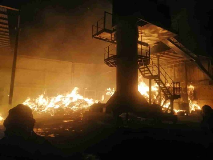Se incendia recicladora en El Realito
