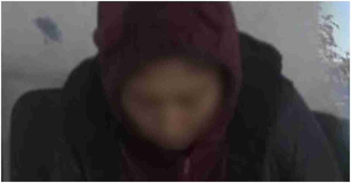 Madre golpea a sus hijos y castiga a uno de ellos haciéndolo comer sus heces