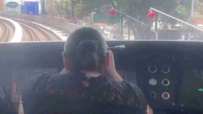 Captan a conductora del Metro maquillándose durante trayecto