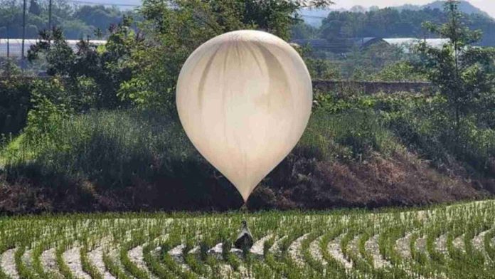 Corea del norte lanza globos con basura y heces a Corea del Sur