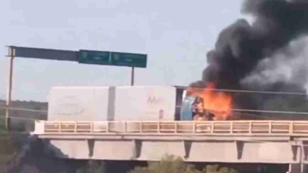 #VIDEO: Queman tráiler en Sonora tras enfrentamiento armado #VIDEO: Queman tráiler en Sonora tras enfrentamiento armado
