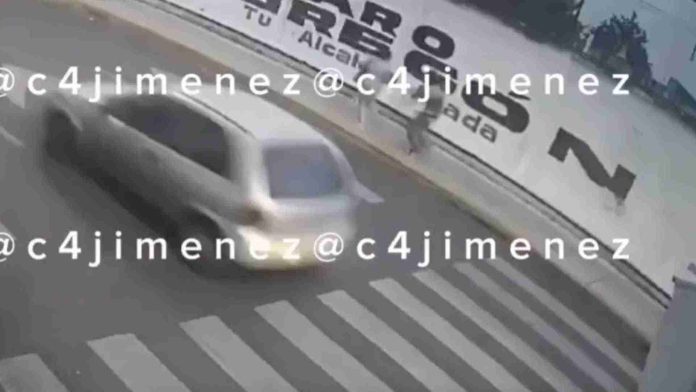 Hombre golpea a mujer y la avienta a los carros en CDMX