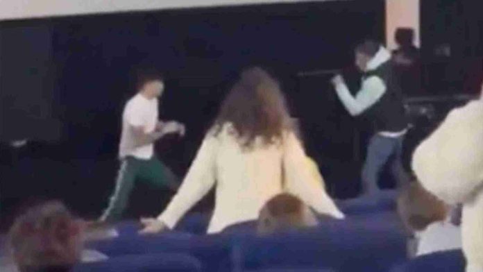 Hombre golpea a otro dentro de la sala de un cine por agredir a su esposa